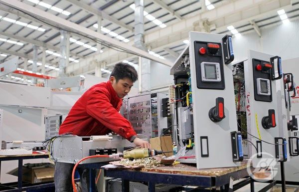 盛隆電氣技術人員正在操作現代化電氣設備。宋榮成 攝.JPG.jpg